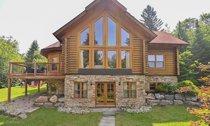 Fiddler Lake Resort House | Fiddler Lake Resort Chalet + Private Jacuzzi
