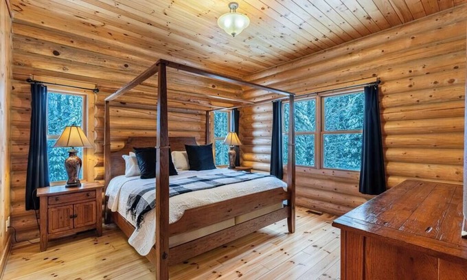 Fiddler Lake Resort House | Fiddler Lake Resort Chalet + Private Jacuzzi