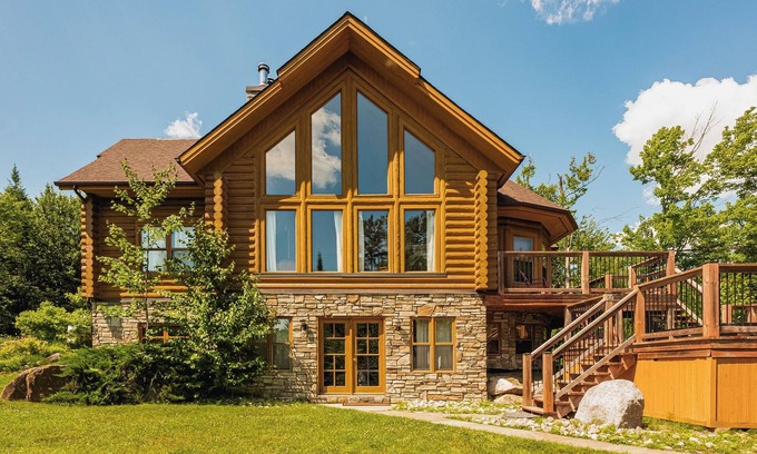 Fiddler Lake Resort House | Fiddler Lake Resort Chalet + Private Jacuzzi