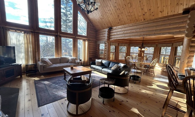 Fiddler Lake Resort Ski Chalet | Fiddler Lake, spacious log cabin with pool, spa, sauna, pool table, poker table