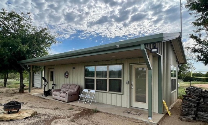 Jacksboro House | Field House on Lake Godstone