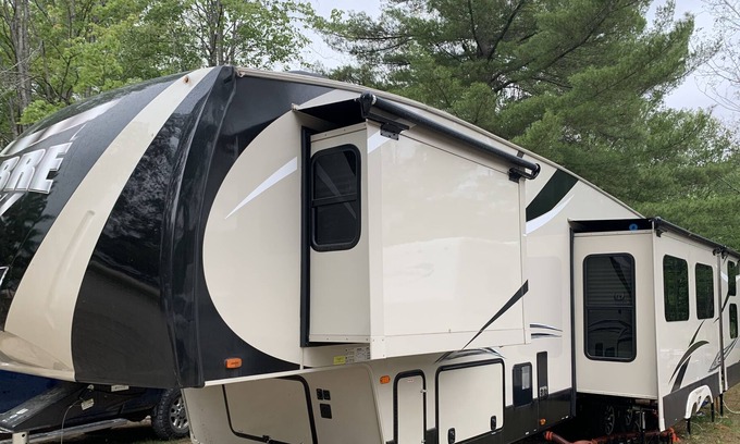 Trout Lake House | Fifth wheel bunkhouse - TROUT LAKE MICHIGAN - full hook up - sleeps up to 9