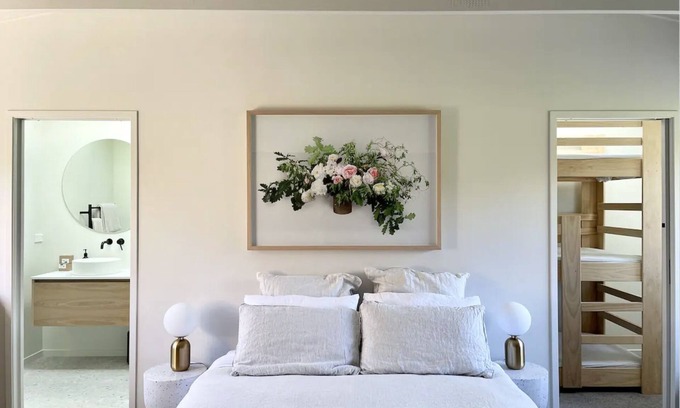 Matakana Apartment | FIG HOUSE - Studio. Tennis Court