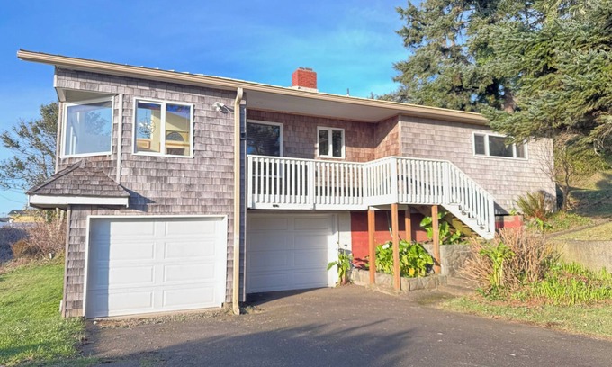 Yachats House | Fillabuster Bay, No gridlock, just endless relaxation! Enjoy beautiful sunsets!