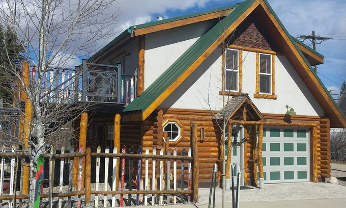Red Lodge House | Fin+Pin Lodge, historic downtown, wifi, cable tv, deck, patio, fireplace, view