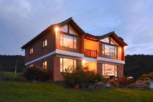 Sesquile House | Finca El Uvito, Casa con hermosa vista al lago