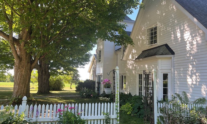 Grafton House | Finchstone Guest House, walk to St. Anne's Spa