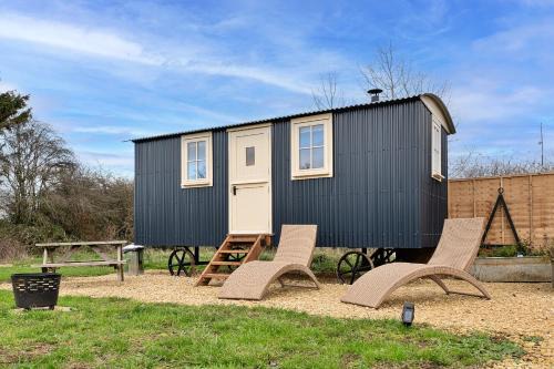 Brackley Ski Chalet | Finest Retreats - The Flower Hut
