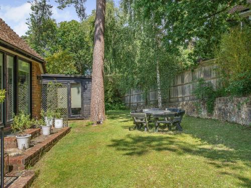 Crowborough Apartment | Fir Tree Apartment - Uk49993
