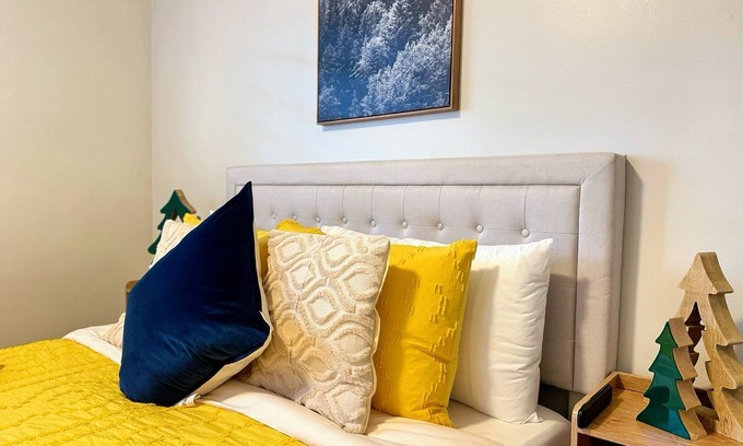 Mid Central House | [Fire/Flood Support] 3-bedroom Modern Luxury House in Central Pasadena