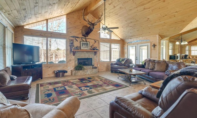 Negreet House | Fire Pit, Views Lakefront Toledo Bend Retreat!
