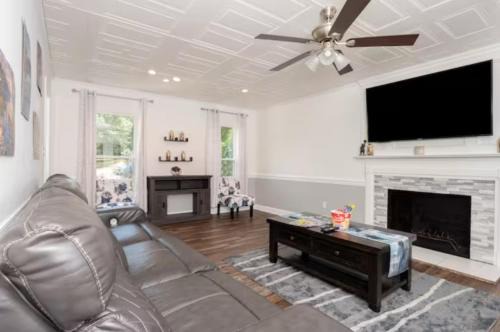 Kernersville House | Firepit Games Grill Hot Tub Arcade & King Bed