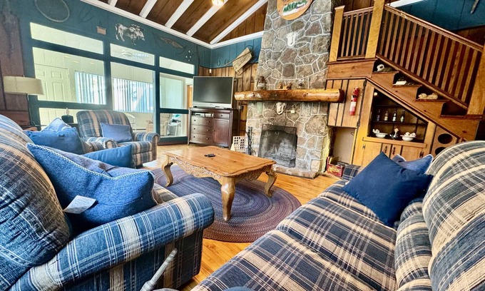 Sainte-Agathe-des-Monts House | Fireplace, beach access, pet friendly