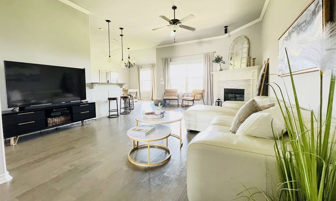 Edmond House | ♥Fireplace, backyard, washer dryer, walking trails