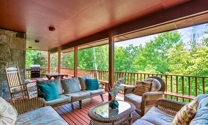 Manchester House | Fireplace, deck, pool, tennis, sauna, double height ceilings, Dogs welcome, views!