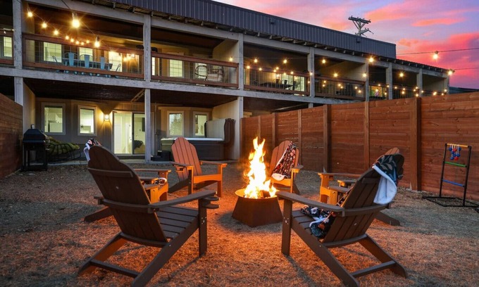 Custer House | Fireside Grove | Downtown Stay w/Hot Tub