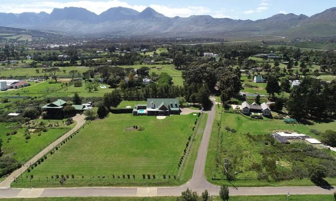 Helderberg Rural House | Firlands Farmhouse 179A with a view