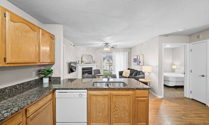 West Des Moines Apartment | First Floor | King Bed | Gym | Near Jordan Creek