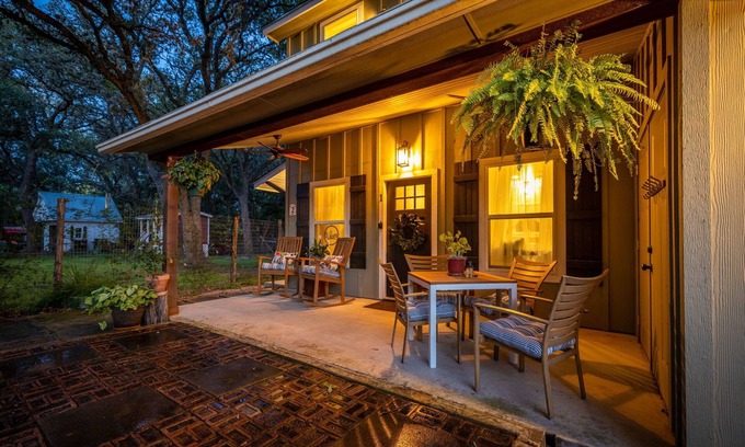 New Braunfels Apartment | First Floor of River Haven Guest House w/Hot Tub by Gruene!