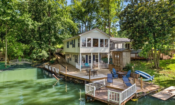 Ardmore Apartment | Fish Tales @ Lake Logan