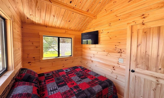 Ely Cabin | Fishdance Cabin, a Charming 2-bedroom cabin with AC, WiFi in brilliant Ely