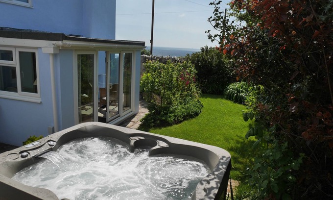 Southwell Cottage | FISHERMAN'S COTTAGE, family friendly, with hot tub in Portland Bill