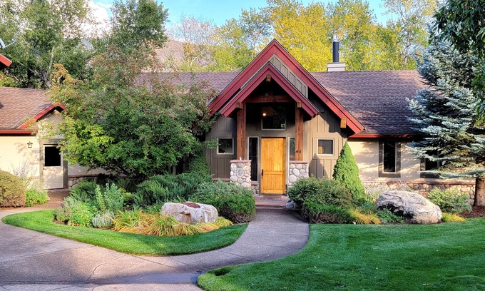 Eagle House | Fisherman's Paradise on Eagle River - 10 minutes from Vail/Eagle Airport