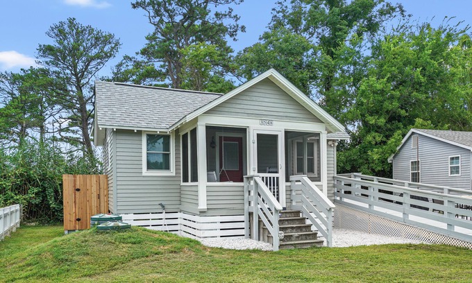 Chincoteague Cottage | Fisherman's Cottage - Charming cottage close to town!
