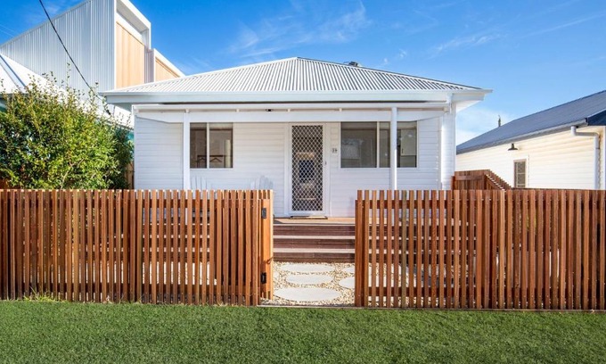 Currarong House | Fishery Road Cottage Pet Friendly 2 Mins Walk to Beach