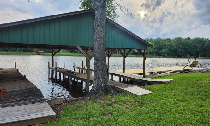 Fort Towson House | Fishing Cabin Charming 2-bedroom house in wonderful Fort Towson with WiFi, AC.