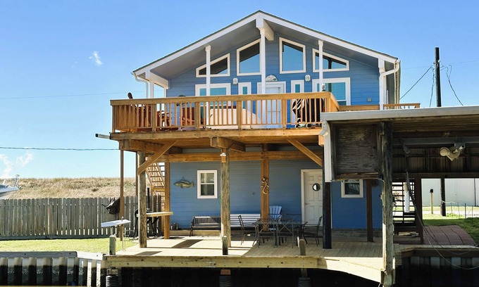 Freeport House | Fishing Haven on the Canal