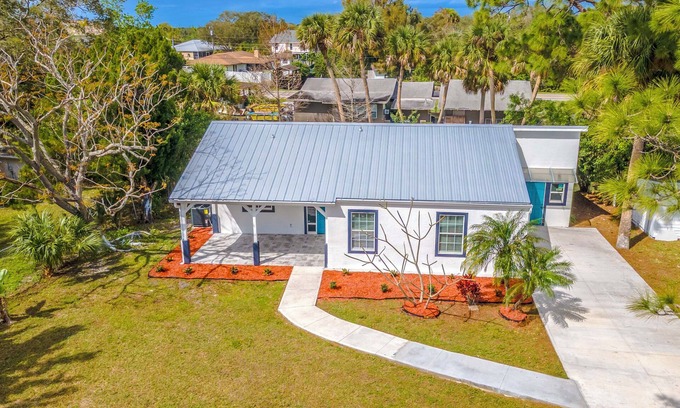 Cocoa House | Fishing Paradise: Lake Poinsett Home w/Deck!