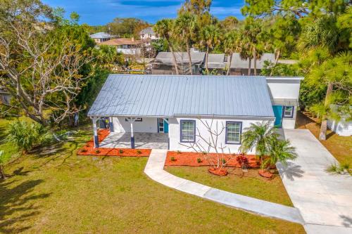 Cocoa House | Fishing Paradise Lake Poinsett Home with Deck!