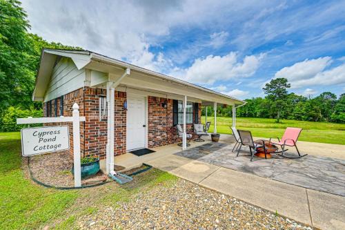 Broken Bow House | Fishing Pond and Pier Secluded Broken Bow Cottage!