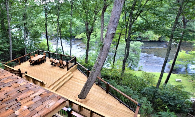 Blue Ridge Cabin | Fishtrap Overlook on the Toccoa River - Luxury Cabin w/Views Deck WiFi Hot Tub!