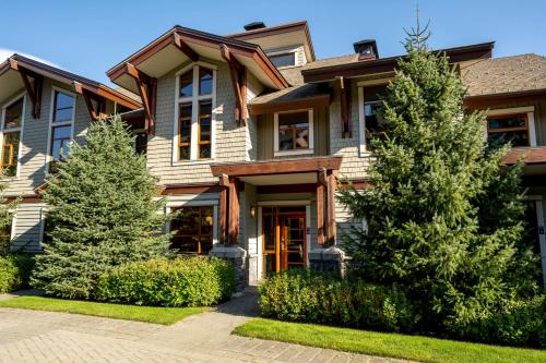 Whistler House | Fitzsimmons Walk 10 by Outpost Whistler
