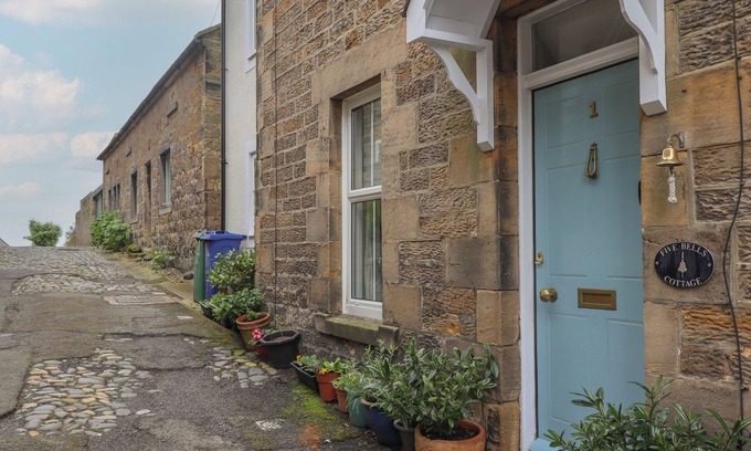 Alnmouth Cottage | FIVE BELLS COTTAGE, romantic, country holiday cottage in Alnmouth