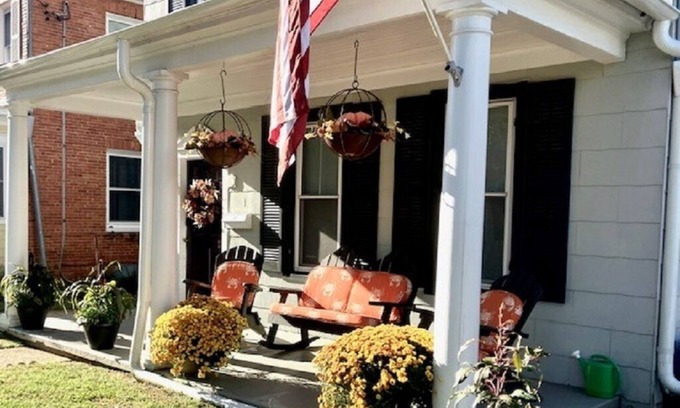 Annapolis Apartment | Five Star Charmer! Great Location Downtown & Stadium! Parking too!