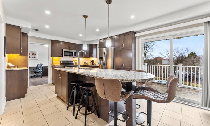 Kingston House | Five star equipped 4 bd, huge lot, woods/trails close to lake, downtown/Queen's