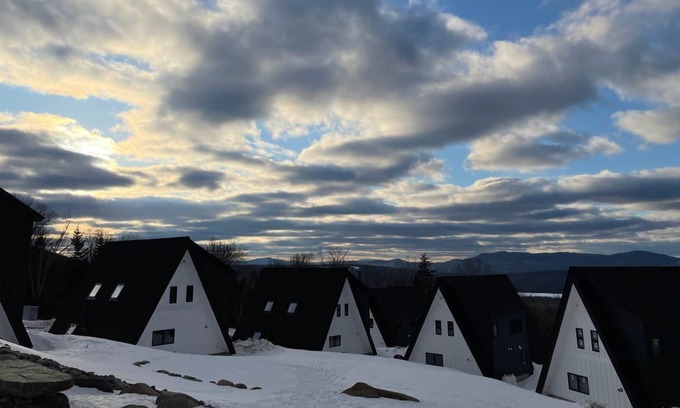 Rangeley House | Fjällstuga - Ski In/Out home on Saddleback Mountain