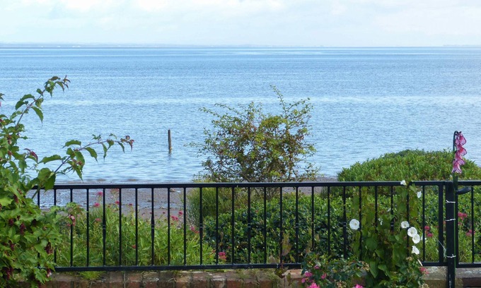 Kirkbean Cottage | Flag Cottage - a cottage that sleeps 4 guests in 2 bedrooms