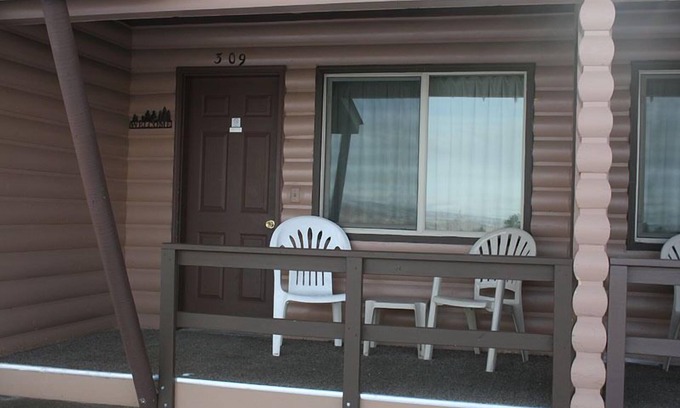 Dutch John Hotel | Flaming Gorge Resort