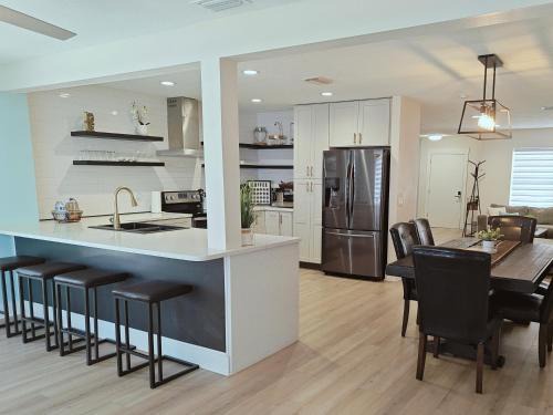 South Venice House | Flamingo by the Sea Cozy Spacious Modern 5 min to Beach Video Tour Sleep up to 10