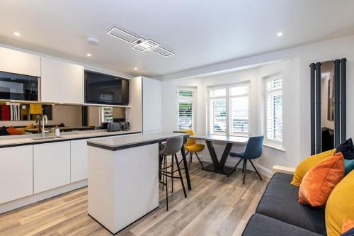 Cowley Apartment | Flat 2, 161 Crescent Road Luxury Apartment