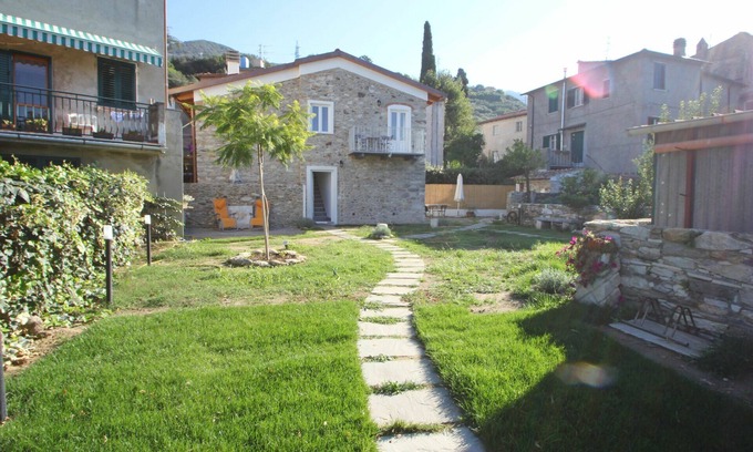 Pietrasanta Apartment | Flat for 4 - WiFi - A/C - 6 Km from the sea