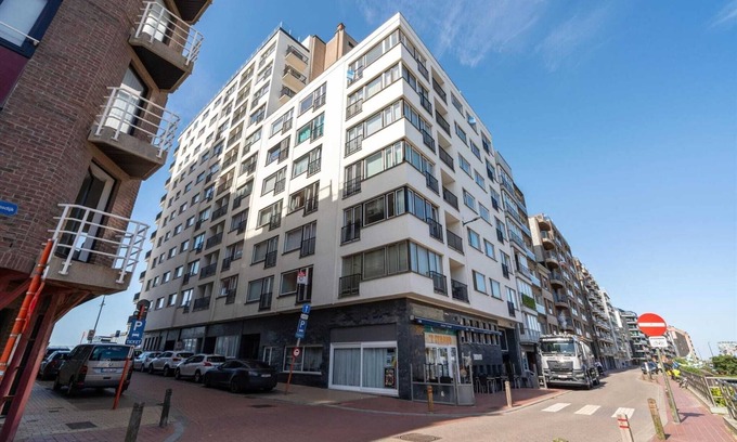 Blankenberge Apartment | Flat in Bruges with Panoramic City Views