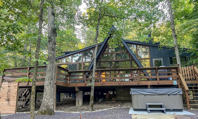 Innsbrook Ski Chalet | FLAT, Lakefront chalet; Hottub, Playground, Firepit, Wifi, and more!