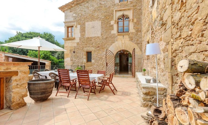 Sant Jordi Desvalls House | Flateli Diana