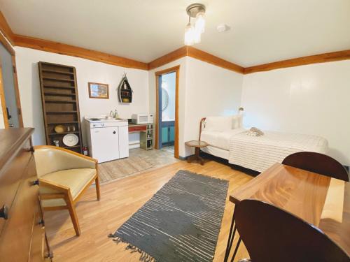 Woods Bay Hotel | Flathead Lake Resort
