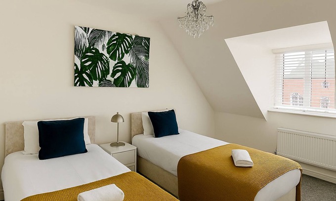 Leavesden House | Flexistay hub at Potter studios (Double Room with Private Bathroom)